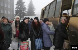 В воскресенье в результате обстрела Дебальцево под обстрел попали два автобуса с мирными жителями, которых пытались эвакуировать из города военные и волонтеры