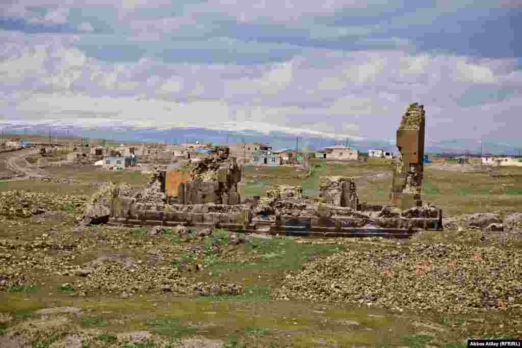 1045-ci ildə Bizans ordusu Anini işğal etdib paytaxtı bu şəhər olan Baqratilər dövlətinə son verdikdən sonra müdafiəsiz qalan ərazi 1064-cü ildə Səlcuk sulatı Alparslana təslim olmuşdu.