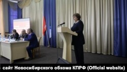 Вера Газня во время выступления на областном пленуме КПРФ