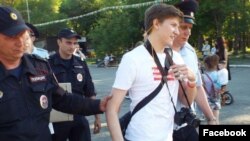 Задержание Алексея Шварца во время пикета против лжи федеральных СМИ, Курган, архивное фото 