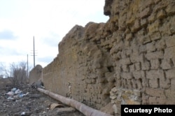 Остатки стены лагеря Степлага на окраине города Жезказгана. Март 2016 года. Фото предоставил Штепан Черноушек.