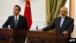 Ministri i Jashtëm i Kinës, Wang Yi, dhe homologu i tij iranian, Mohammad Javad Zarif, në Teheran.