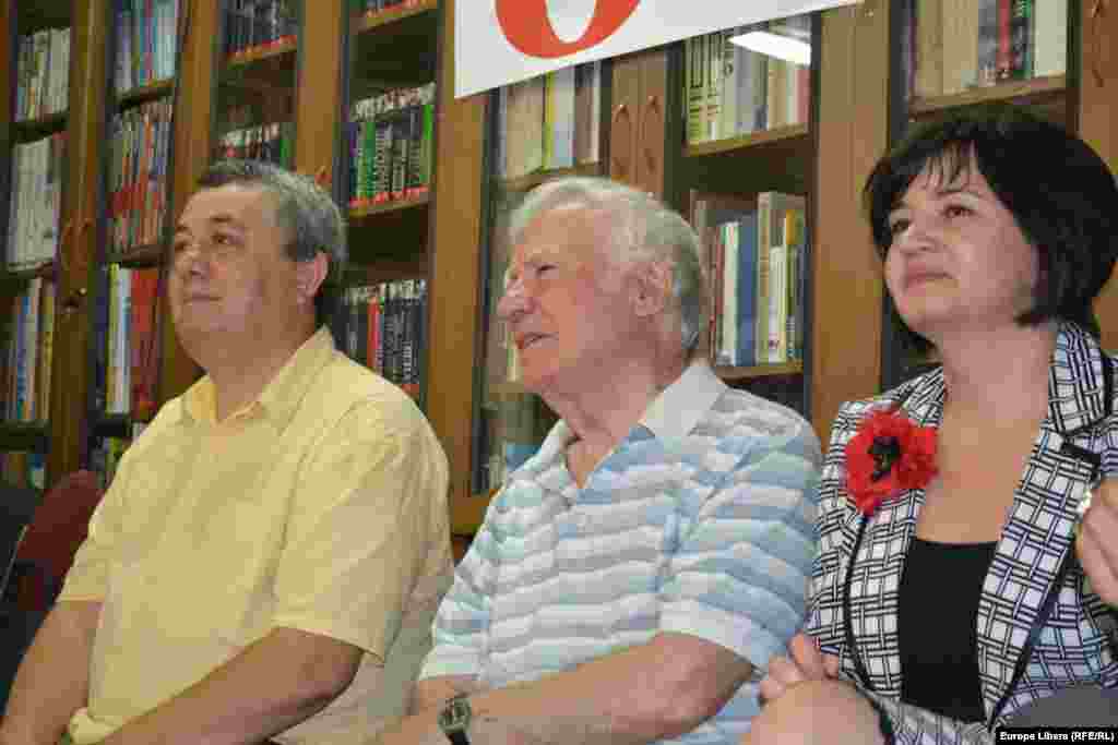 Scriitorul Spiridon Vangheli, împreună cu ambasadorul Moldovei în Portugalia, Valeriu Turea, şi ministrul culturii Monica Babuc