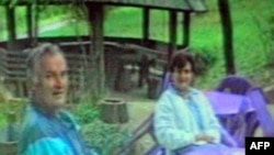 Ратко Младич (слева), кадр Боснийского телевидения