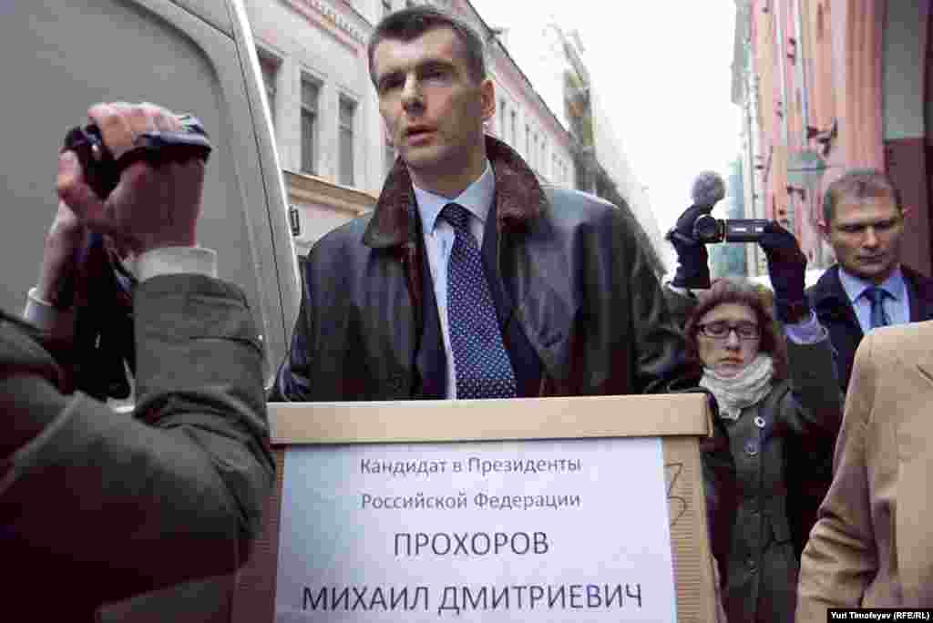 Михаил Прохоров привез свои подписные листы на одном микроавтобусе Мерседес и сам отнес одну коробку в ЦИК.