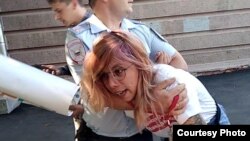 Задержание Таши Куприяновой на пикете 19 июля 2018 года 