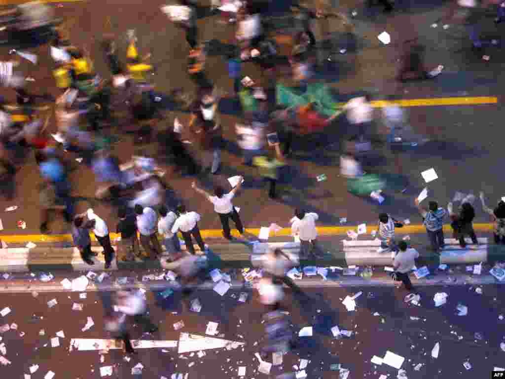 Musavi supporters hit Tehran's streets on June 8, when they formed an 18-kilometer human chain on Valiasr Avenue.