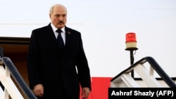 Аляксандар Лукашэнка спускаецца па трапе самалёта, архіўнае ілюстрацыйнае фота