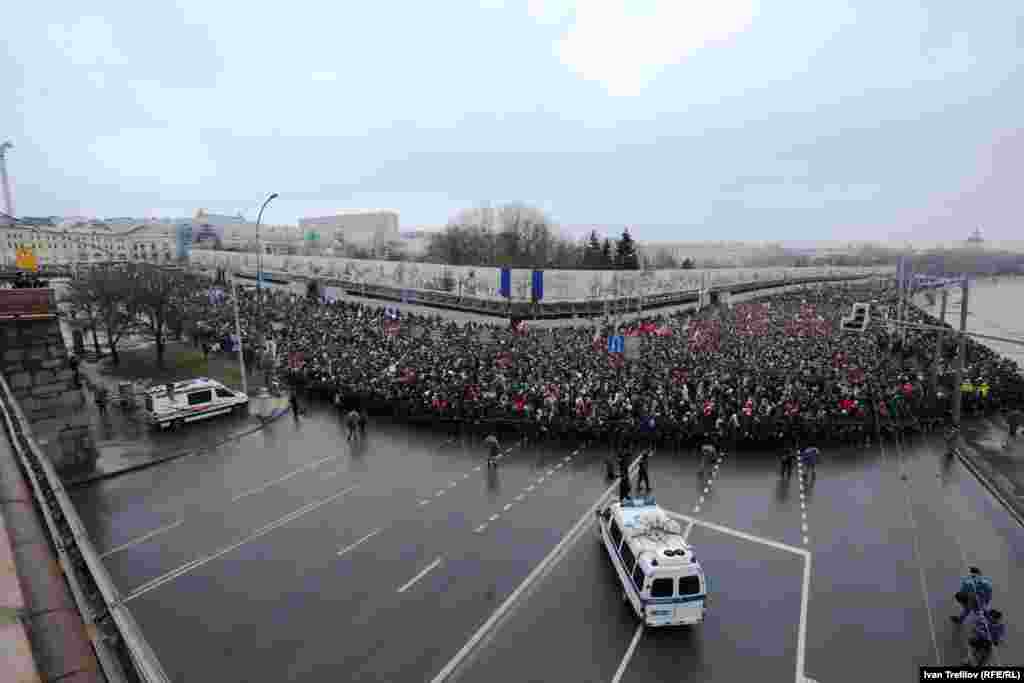 Мәскеудегі оппозициялық саясаткер Борис Немцовты еске алу шеруіне, ұйымдастырушылардың айтуынша, елу мыңнан аса адам қатысқан.