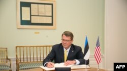 Эш Картер подписывает в Таллинне соглашения о размещении на территории Восточной Европы американского тяжелого вооружения в июле 2015 года
