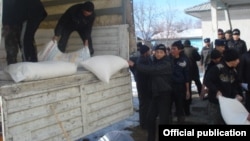 Humanitarian aid to is delivered to the Kyrgyz exclave of Barak in Uzbekistan in January 2013. (file photo)