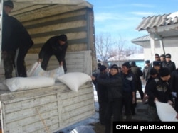 Доставка гуманитарной помощи в кыргызский эксклав Барак в Узбекистане, 25 января 2013 года.