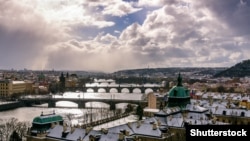 Pamje e disa urave mbi lumin Vltava në Pragë