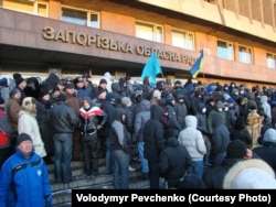 Запорізькі майдавнівці на сходах до будівлі Запорізької ОДА вдень 26 січня 2014 року