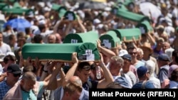 Похоны идентифицированных жертв расправы в Сребренице, 11 июля 2017