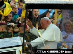 Папа їде на зустріч з молоддю. Львів 26 червня 2001 року