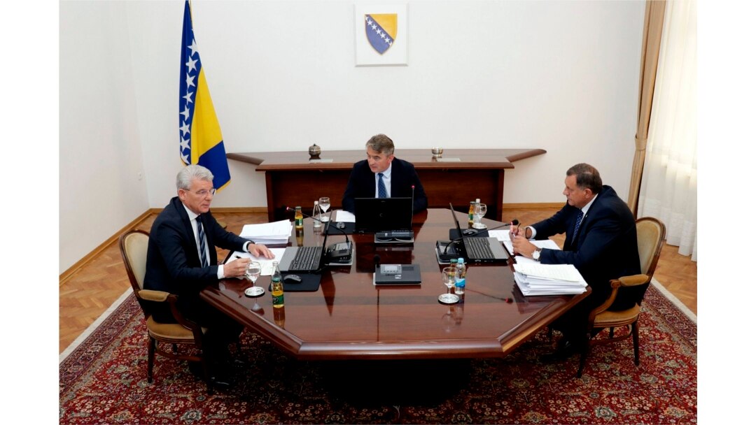 Turčalo: 'Očigledno da je sam naziv dokumenta bio rezultat nekog kompromisa' (članovi Predsjedništva BiH na sjednici)