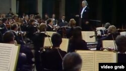 Sergiu Celibidache dirijînd Filarmonica la Herkulessaal, München