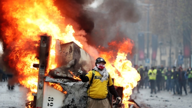 درگیری شدید بین معترضان «جلیقه زرد» و نیروهای پلیس در پاریس 