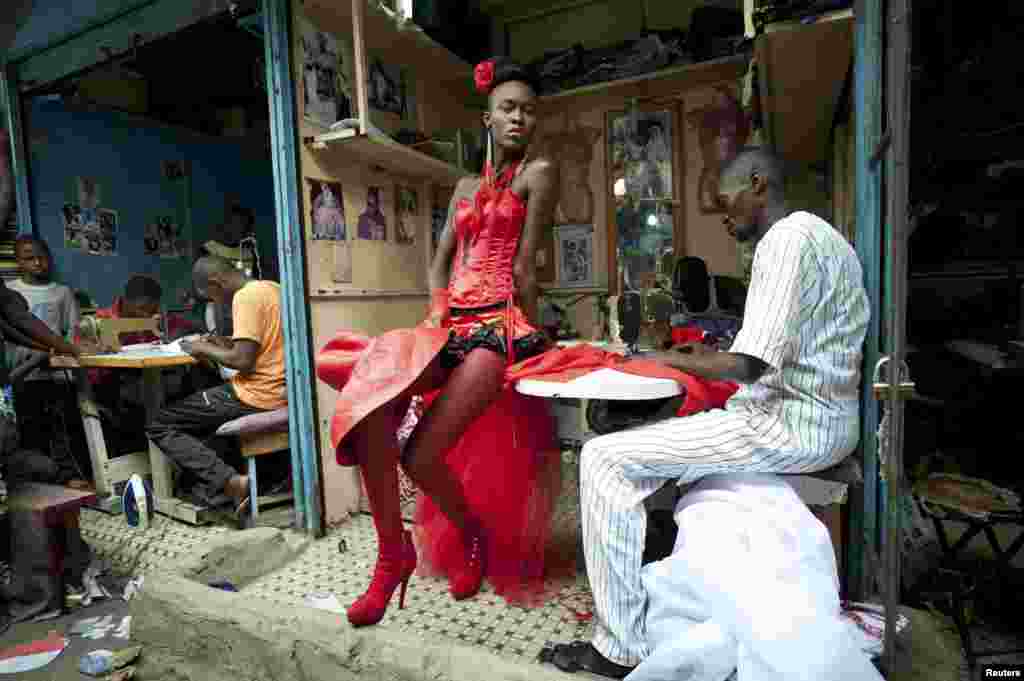 Фарансера Буазо Винсентан совгIат даьккхинчу сурт тIехь модел ю хIуманаш тоьгучу туькана хьалха, Дакар, Сенегал. 