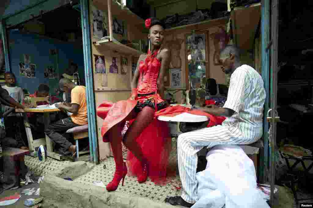 Vincent Boisot din Franța și un premiu pentru fotografia unui model, poz&icirc;nd la Dakar, Senegal. 