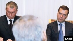 Игорь Сечин (слева) и Дмитрий Медвежев