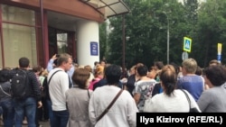 Акция протеста возле офиса партии "Единая Россия"