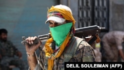 یک عضو «نیروهای دمکراتیک سوریه» در منبج؛ اوت ۲۰۱۶