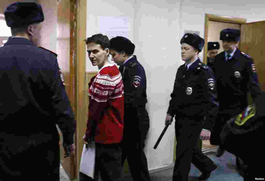 Надію Савченко супроводжують на засідання Басманного суду. Москва, 4 березня 2015 року