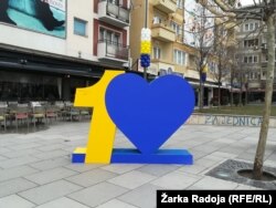 Праздничная символика на улицах одного из косовских городов