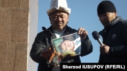 На фото бывший начальник УВД Ошской области Капаров поджигает портрет президента КР. Ош, 15 января.