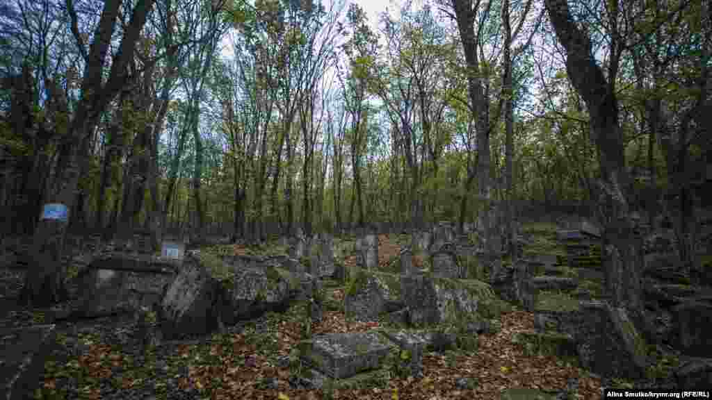 За різними даними, тут понад п&#39;ять тисяч надгробків. Найдавніші з них датовані XIII століттям, більшість &ndash; XVI-XVII століттями. Сюди привозили ховати тіла померлих караїмів навіть з-поза меж Криму