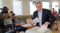 Российский глава Крыма Сергей Аксенов голосует на выборах в крымский парламент, сентябрь 2019 года