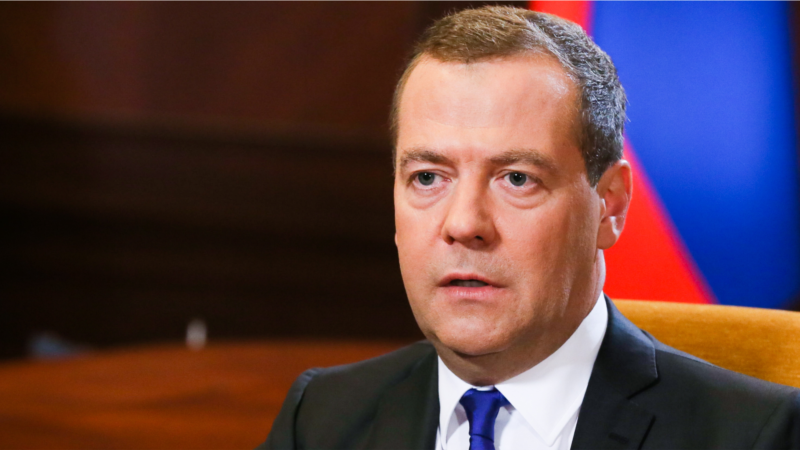 Дмитрий Медведев предостерег регионы от выхода из состава России