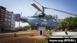 Вертоліт КА-27, встановлений у сквері, один із військових символів кримського селища Мирний