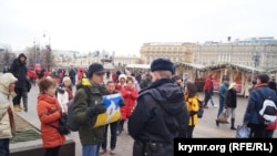 Константин Котов на пикете в Москве с плакатом "Крым – это Украина", март 2019 года