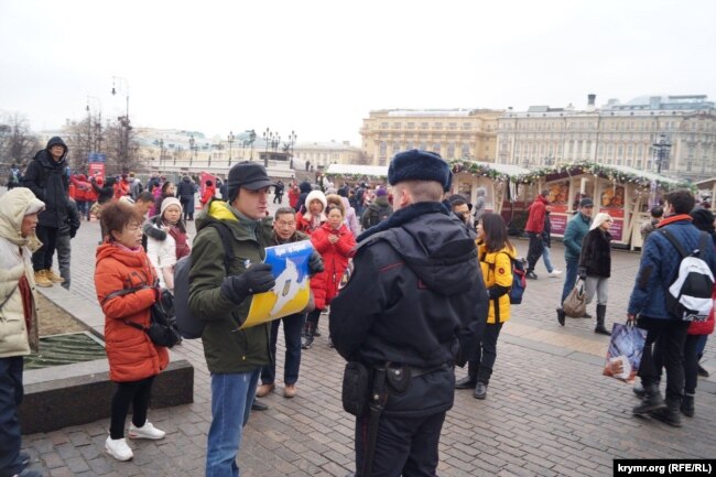 Константин Котов в марте этого года на пикете в Москве с плакатом "Крым - это Украина"