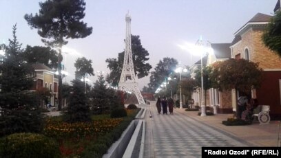 Кайфули в деревне у бабули лежу на раскладушке