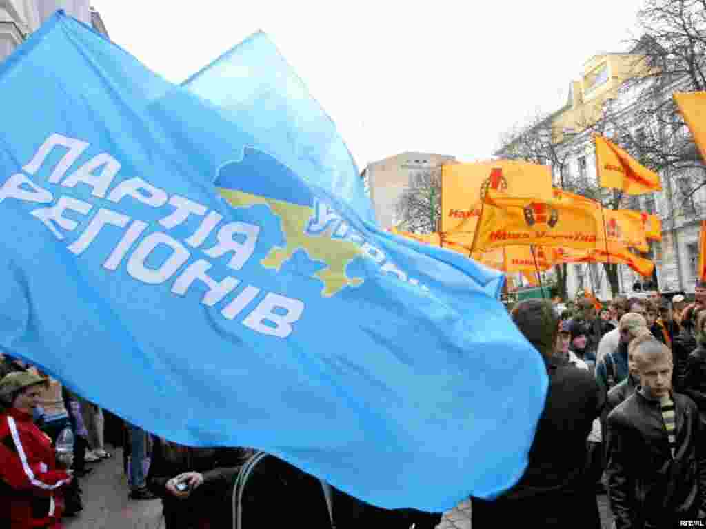 Orange Vs. Blue - During demonstrations on April 11, supporters of the ruling coalition (Blue, left) and the pro-presidential opposition (Orange, right) have a close encounter on Kyiv's Volodymyrskyy street. (photo: RFE/RL)