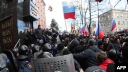Захоплення проросійськими сепаратистами будівлі Донецької обласної прокуратури, Донецьк, 16 березня 2014 року (архівне фото)