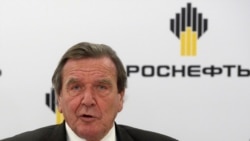 Герхард Шредер общается со СМИ после того, как он стал председателем совета директоров «Роснефти», Санкт-Петербург, Россия, 2017 год