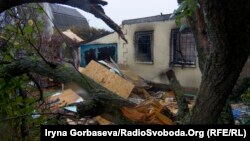 Зруйнований будинок у Водяному. Донбас, жовтень 2016 року