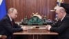 ولادیمیر پوتین (چپ) و میخائیل میشوستین، نخست‌وزیر جدید روسیه