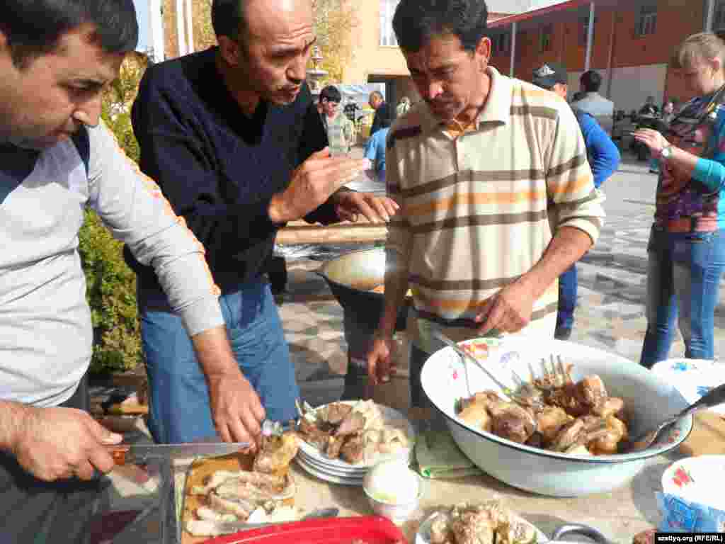 Повары режут мясо для плова. Шымкент, 25 октября 2014 года. 