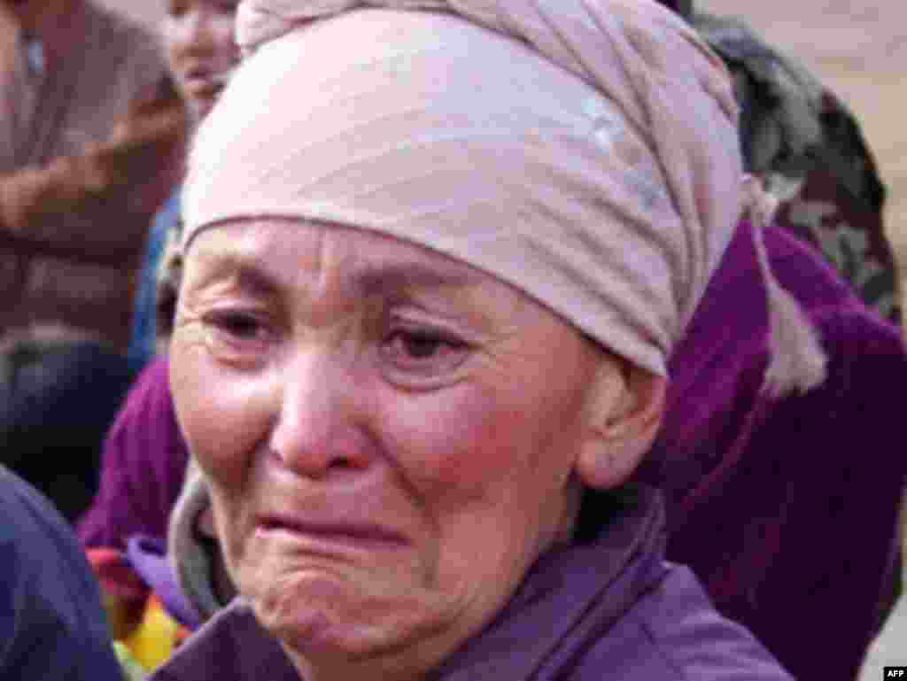 At least 72 people died in the earthquake, 41 of them reportedly children. - KYRGYZSTAN, NURA : A Kyrgyz woman cries at the site of a major earthquake in Nura on October 6, 2008. Rescuers raced to reach a remote village in Kyrgyzstan on Monday after a strong earthquake killed at least 72 people in a mountainous area near the border with China, officials said. The quake late Sunday, which measured magnitude 6.6 according to the US Geological Survey (USGS), razed the village of Nura in the isolated Alaisky district, high in the Tian Shan mountain range.