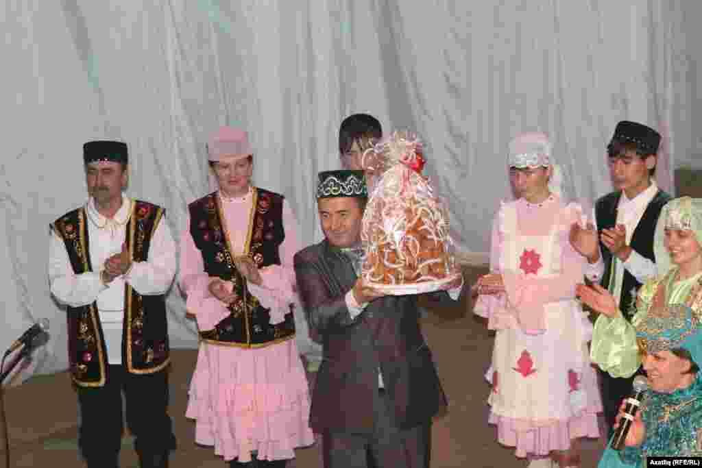 "Сөмбелә-2011"не Самар шәһәре татар милли-мәдәни мохтарияте оештырды. Мохтарият рәисе Туктаргали углы Рифкат Хуҗинга денислылар бавырсак бүләк итте. 