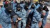 Kazahstanski policajci pritvaraju demonstrante na mitingu opozicije u Nur-Sultanu, 1. mart 2020.