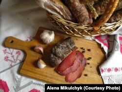 Мясныя вырабы хатняга прыгатаваньня. Фота Алены Мікульчык.