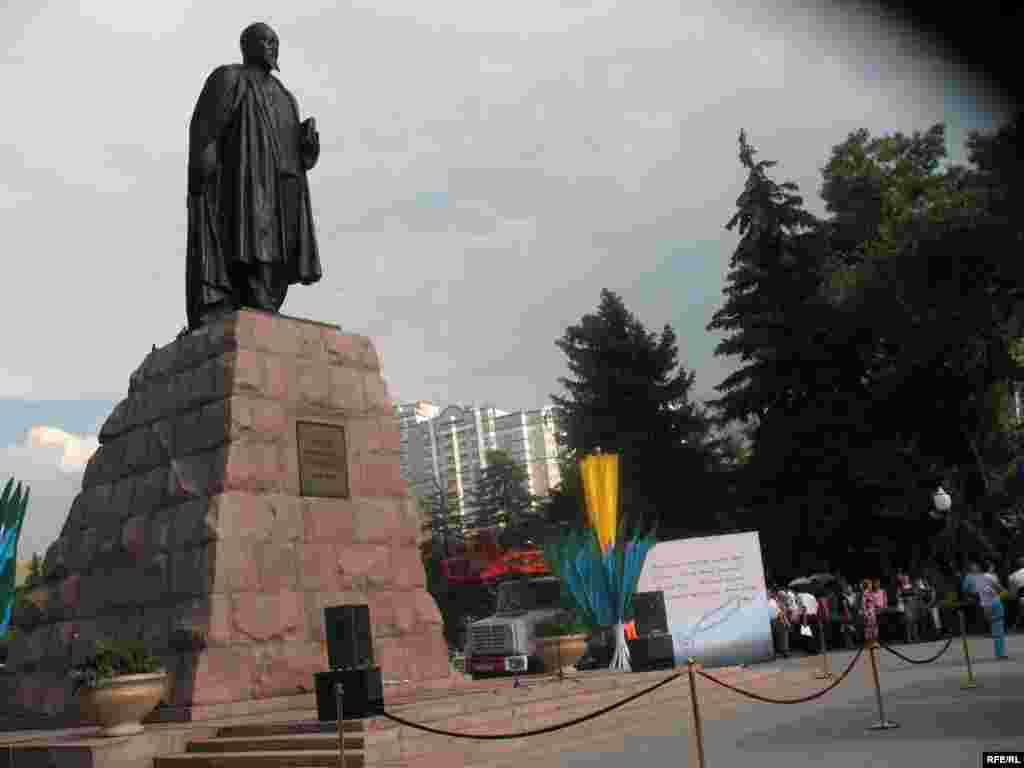 У памятника Абаю на проспекте Достык проходят традиционные «Абайские чтения». Алматы, 10 августа 2009 года.