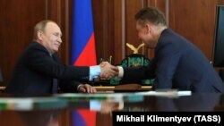 Олексій Міллер (п) очолює «Газпром» 21 рік
